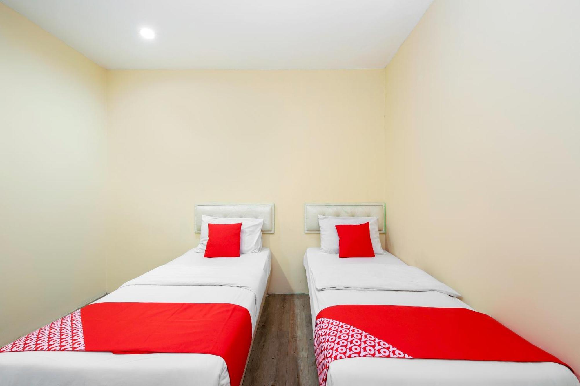 โอโย 479 เดอะ กรีน โฮเต็ล Hotel อัมปัง ภายนอก รูปภาพ